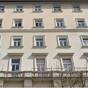 Appartamento B3, Budapest