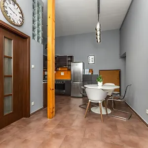 Oktogon Four Apartamento